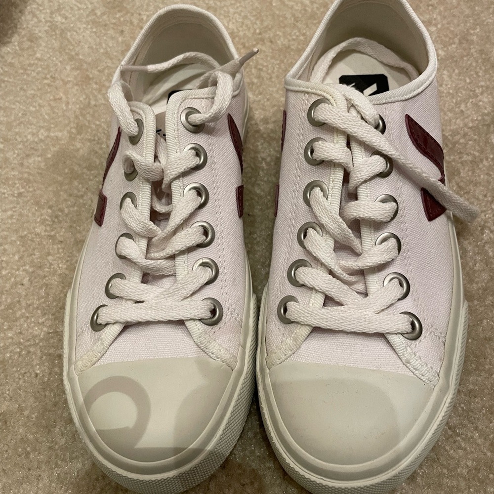 Veja Women's Cream Sneakers